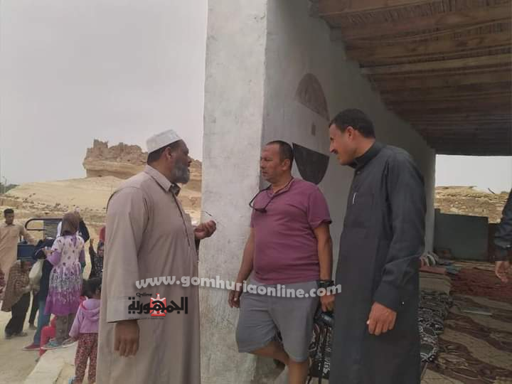 قافله الحياة تصل واحة جارة ام الصغير وتوزع اعانات مالية وعينية علي الاهالي