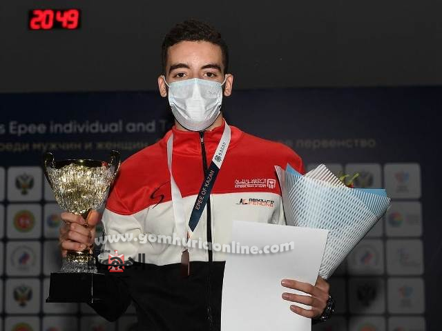 أحمد السيد يحمل كأس المركز الثالث بكأس العالم للسلاح