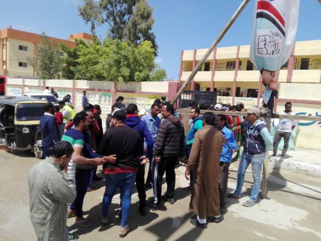 اقبال كبير على لجان الاستفتاء بمدن الحدود المصرية الليبية وواحة سيوة..صور