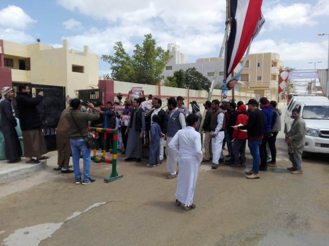 اقبال كبير على لجان الاستفتاء بمدن الحدود المصرية الليبية وواحة سيوة..صور