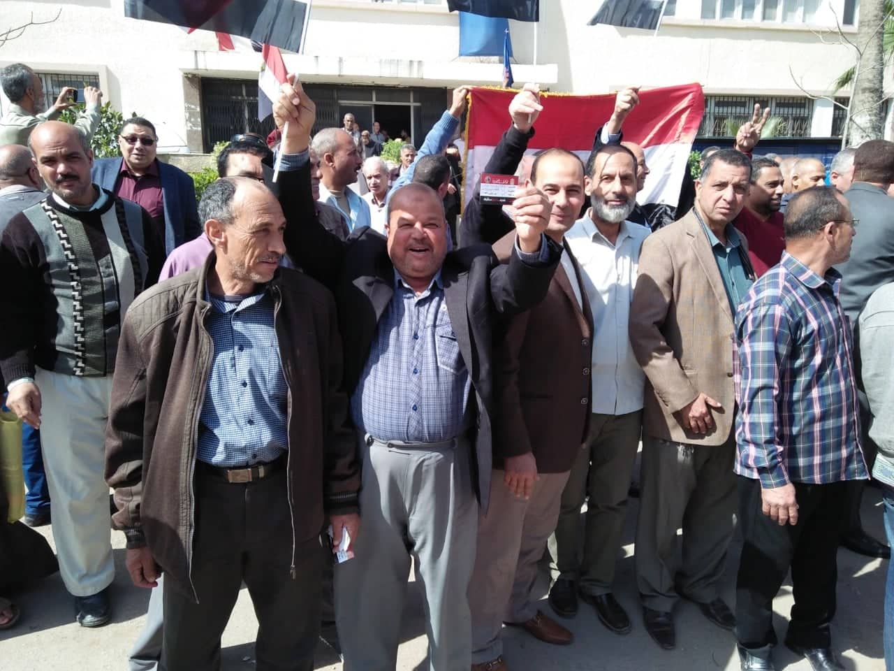 بالصور ..لجان البحيرة خلايا نحل أمام المواطنين