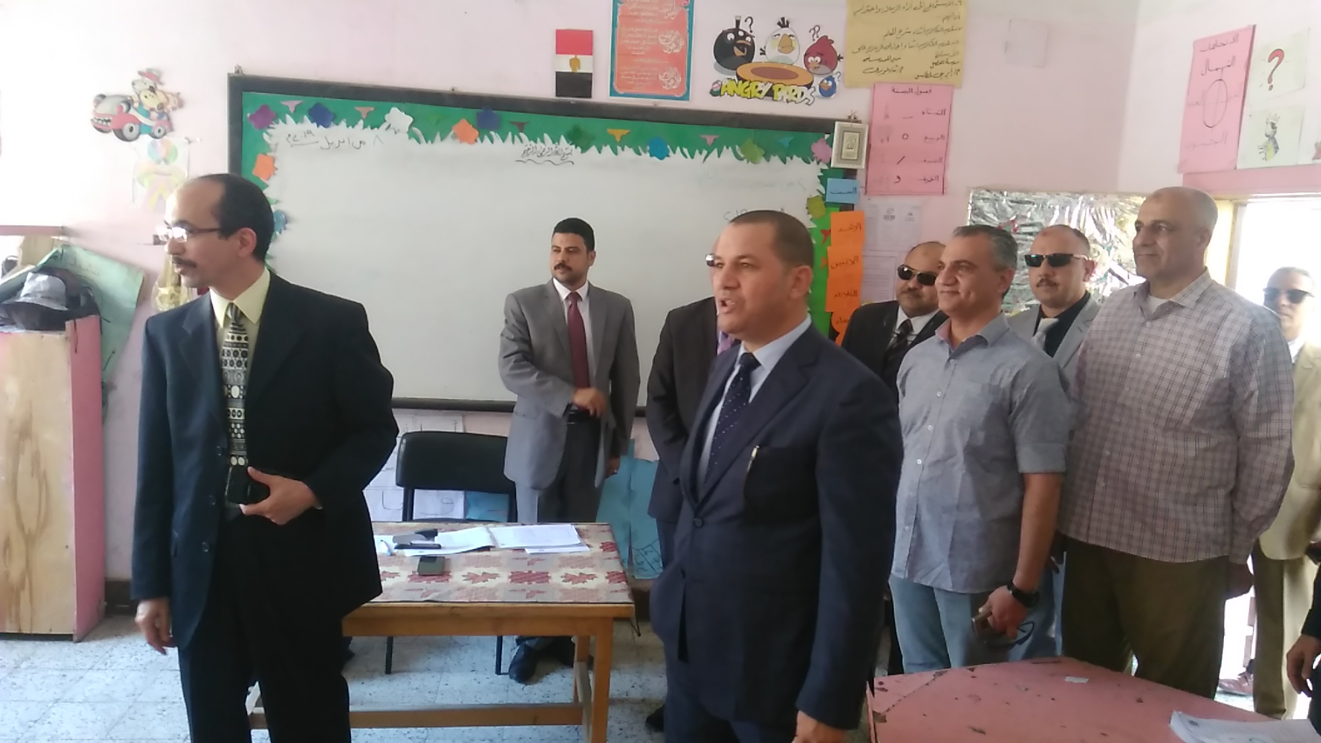 المستشار عميرة رئيس اللجنة المشرفة على الاستفتاء يتفقد عدد من اللجان