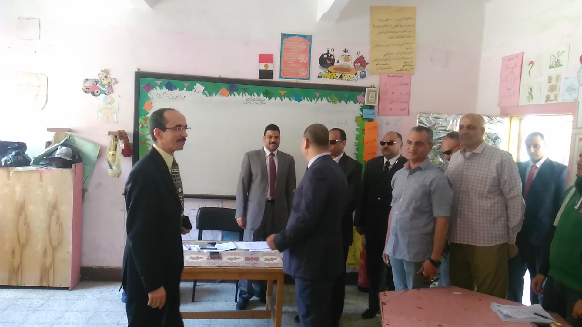 المستشار عميرة رئيس اللجنة المشرفة على الاستفتاء يتفقد عدد من اللجان