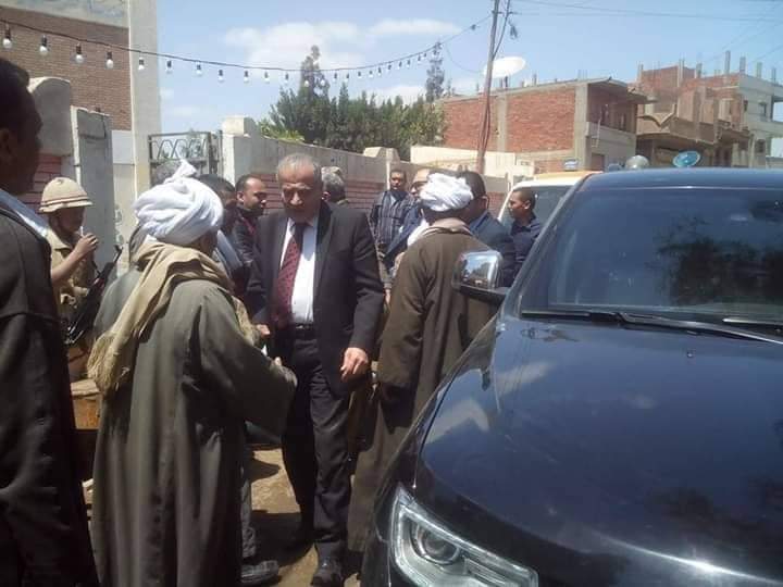 بالصور.. وزير التموين يتفقد اللجان الانتخابية بمسقط رأسه بالشرقية ويلتقط الصور التذكارية مع الناخبين