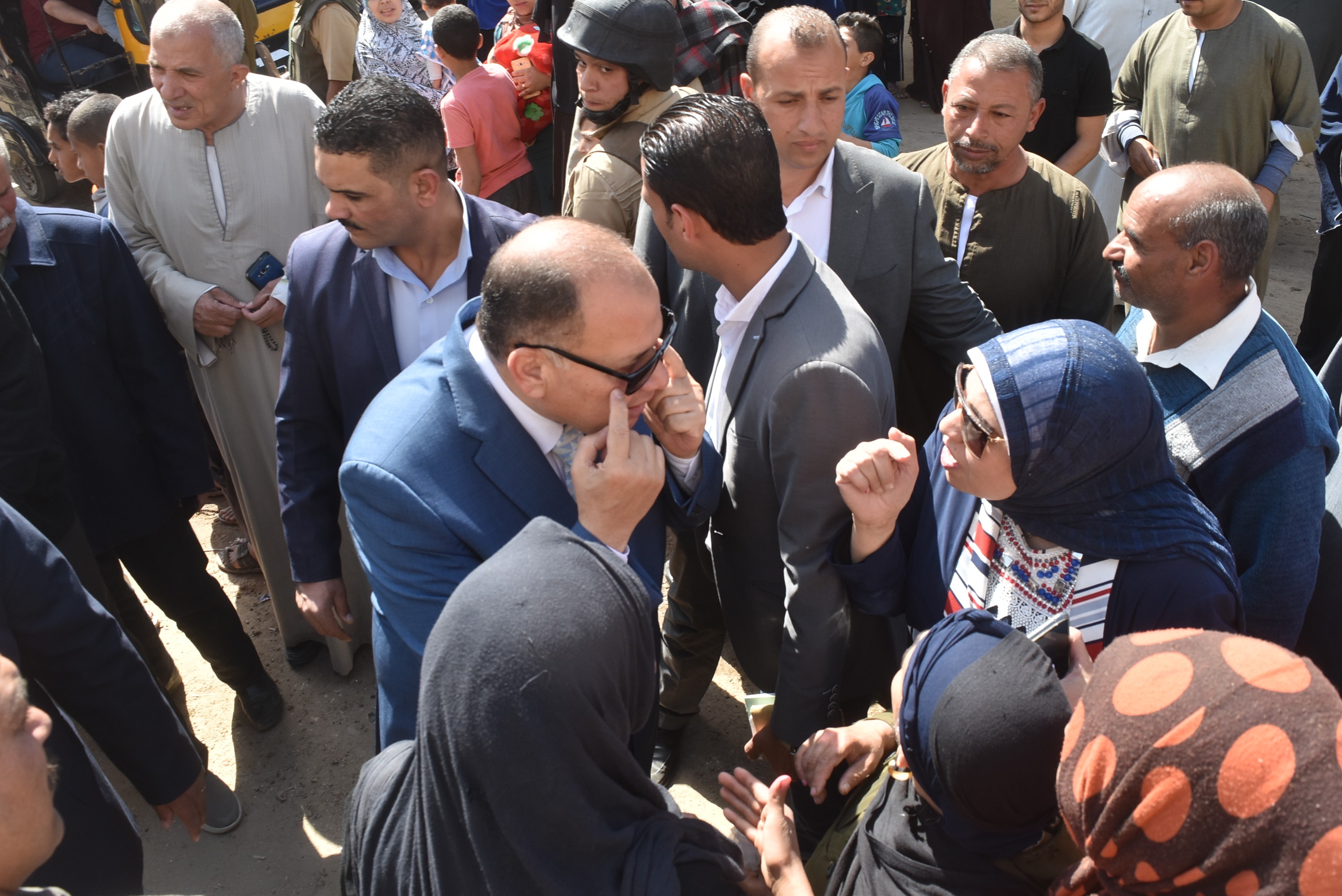 محافظ الفيوم يدلي بصوته  ويتفقد عدداً من اللجان