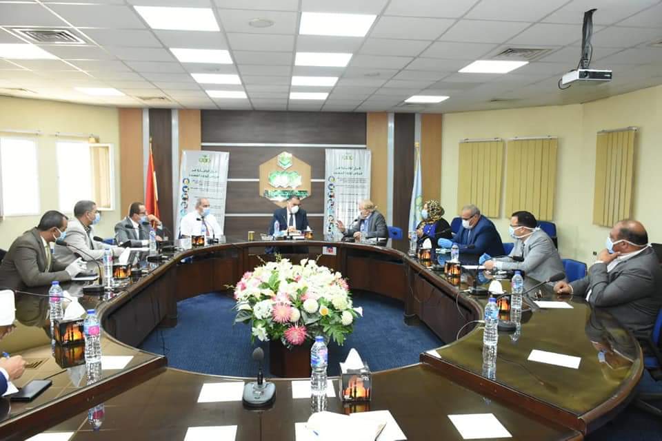 غراب يجتمع برئيس مستثمري العاشر لمتابعة تنفيذ اجراءات الوقاية بالمنشآت الصناعية والغذائية