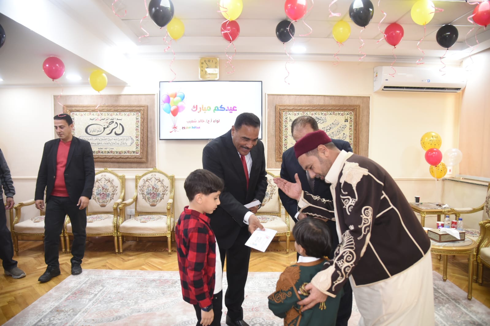 عيدية وألعاب من محافظ مطروح للاطفال عقب صلاة العيد