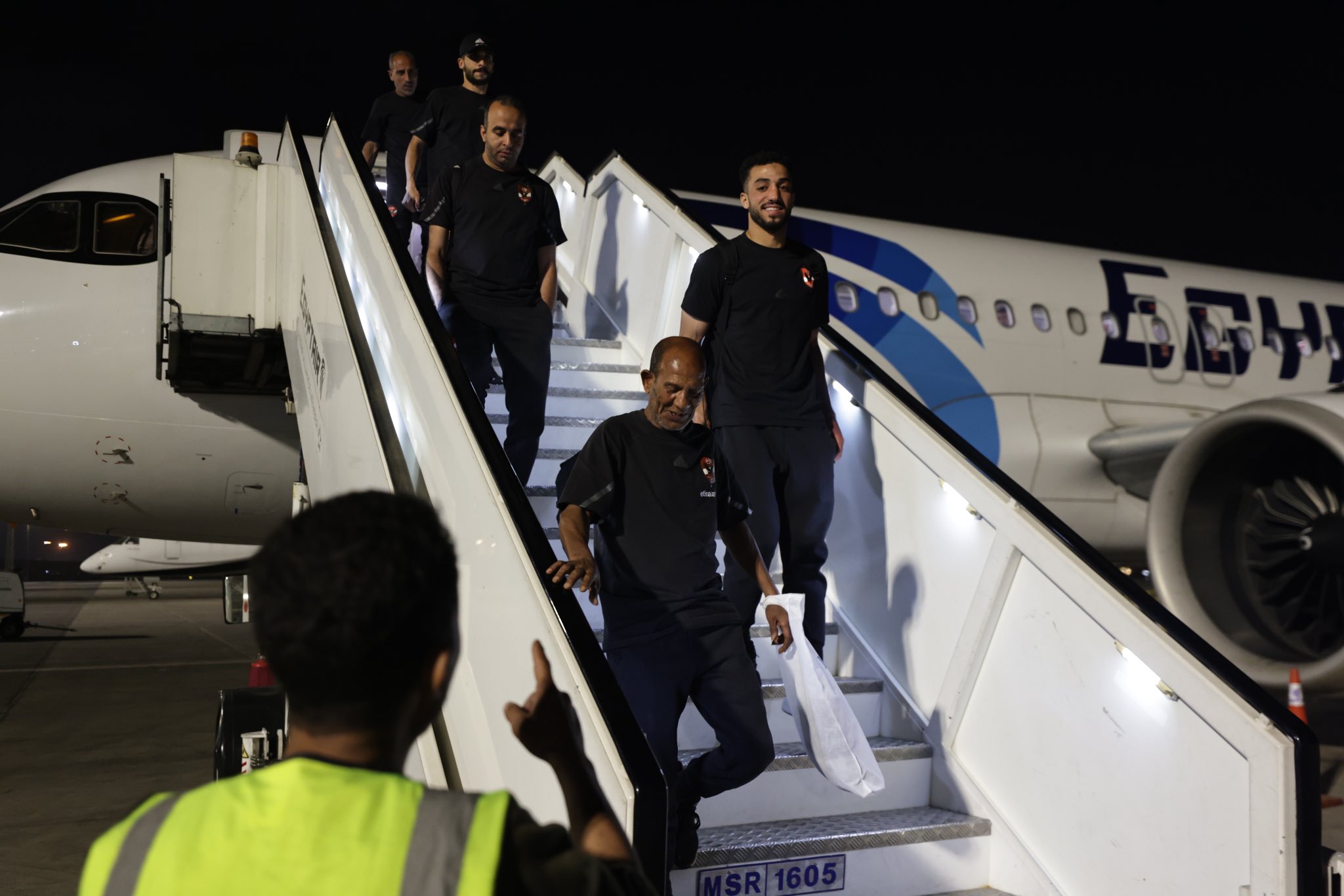 وصول بعثة الأهلي الي مطار القاهرة بعد التعادل مع مازيمبي .. صور