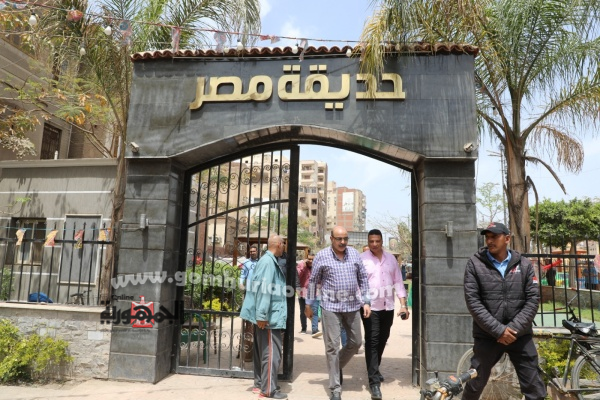 السكرتير العام ورئيس حي غرب خلال تفقدهما الحدائق والمتنزهات