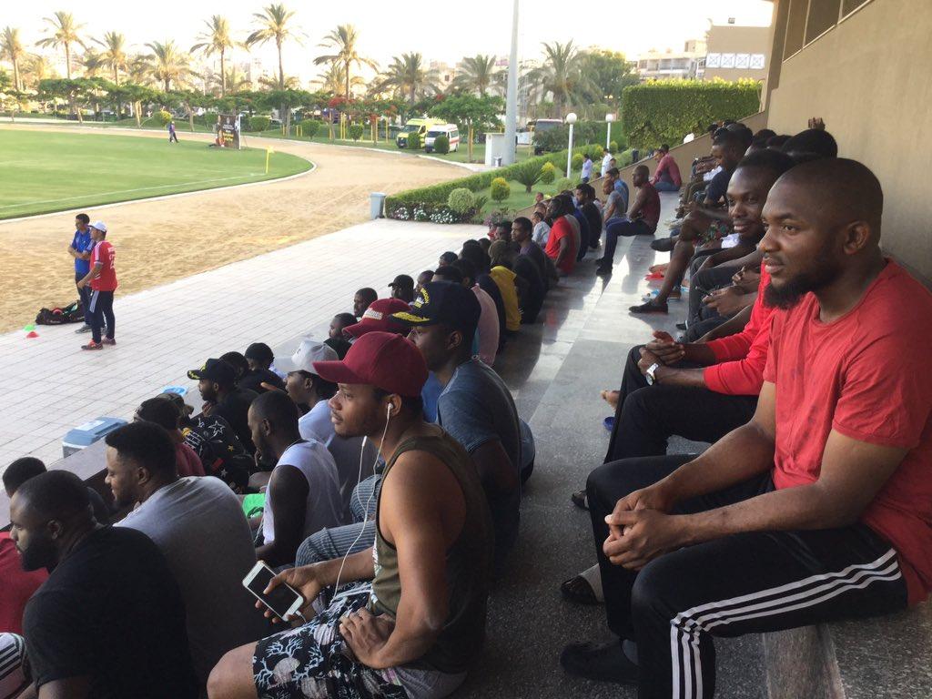 جماهير نيجيريا  تحتشد في مدرجات ملعب الاكاديميه 