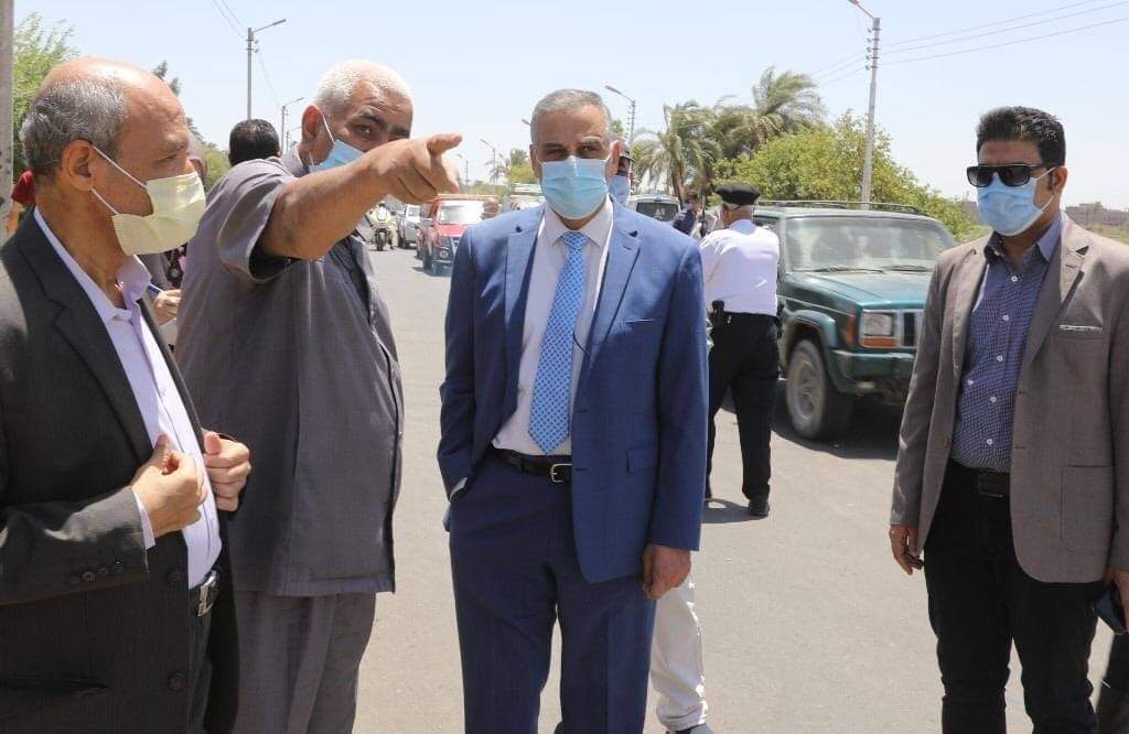 محافظ سوهاج- الالتزام بالبرامج الزمنية لتنفيذ المشروعات وسحب العمال من الشركات المتقاعسة