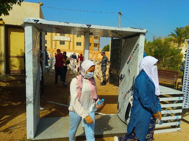 توزيع مياه معدنية علي طلاب الثانوية بجنوب سيناء ..ومرورهم من بوابات التعقيم  وتنظيم دخولهم 