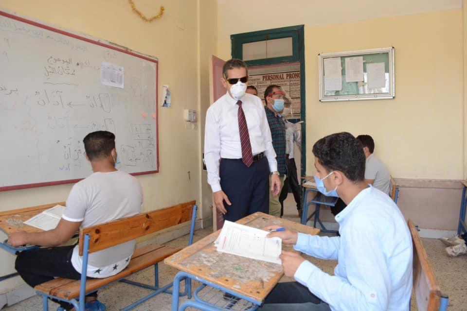 إصابة طالبة ومراقب بإعياء في لجنة امتحانات ثانوية عامة بجرجا ونقلهما للمستشفى