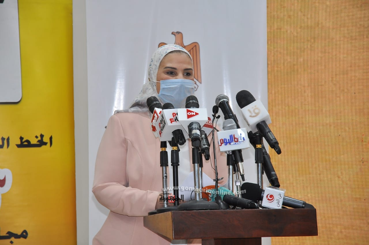 وزيرة التضامن الاجتماعي تكرم يسرا ومحمد سامي وأيمن سلامة .. صور