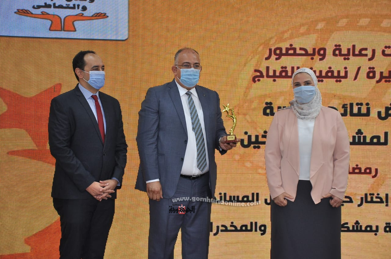 وزيرة التضامن الاجتماعي تكرم يسرا ومحمد سامي وأيمن سلامة .. صور