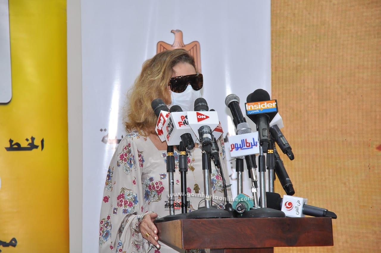 وزيرة التضامن الاجتماعي تكرم يسرا ومحمد سامي وأيمن سلامة .. صور