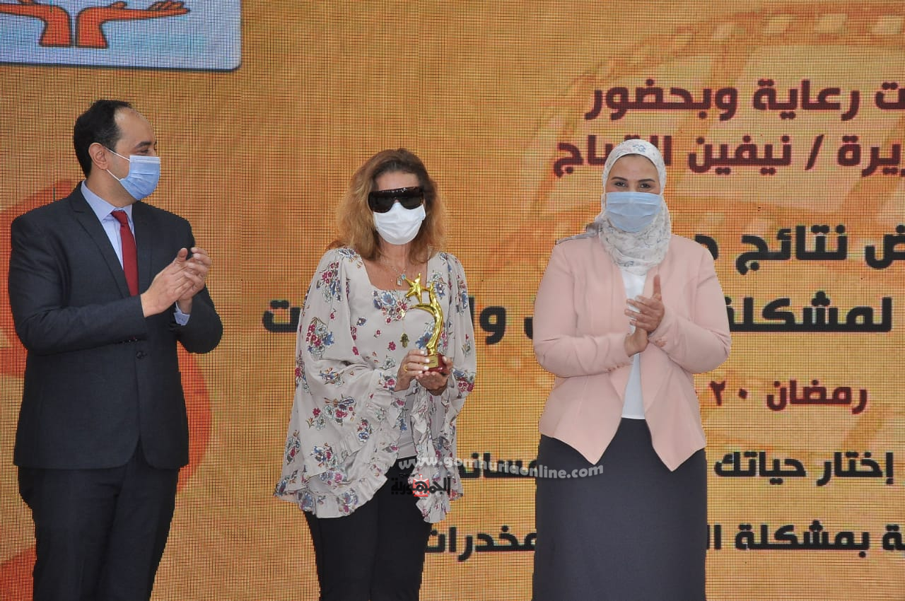 وزيرة التضامن الاجتماعي تكرم يسرا ومحمد سامي وأيمن سلامة .. صور