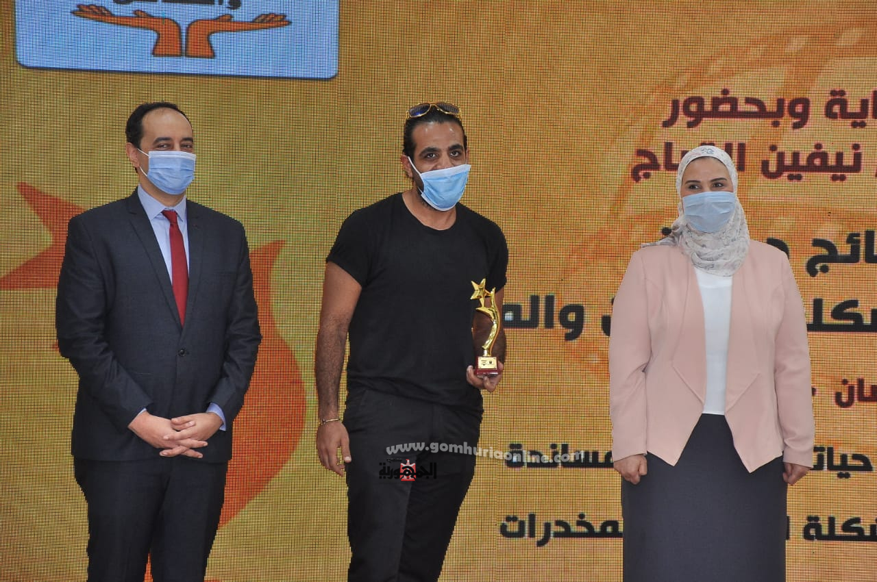 وزيرة التضامن الاجتماعي تكرم يسرا ومحمد سامي وأيمن سلامة .. صور