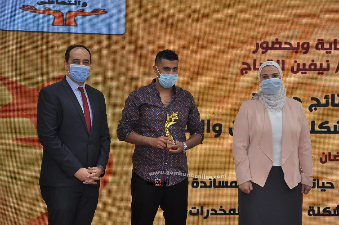 وزيرة التضامن الاجتماعي تكرم يسرا ومحمد سامي وأيمن سلامة .. صور