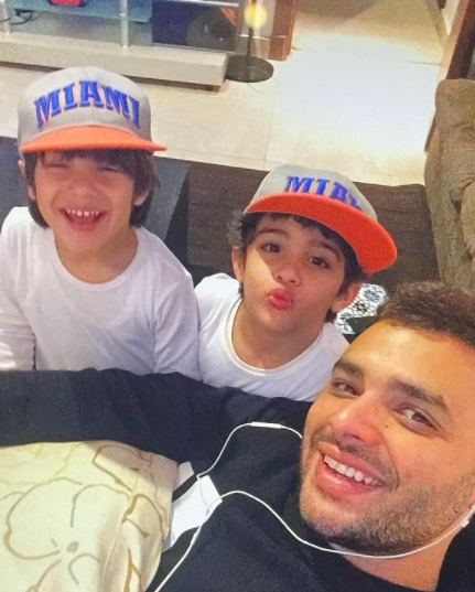  شاهد..احتفال الفنان رامي صبري بعيد ميلاد توأمه اليوم
