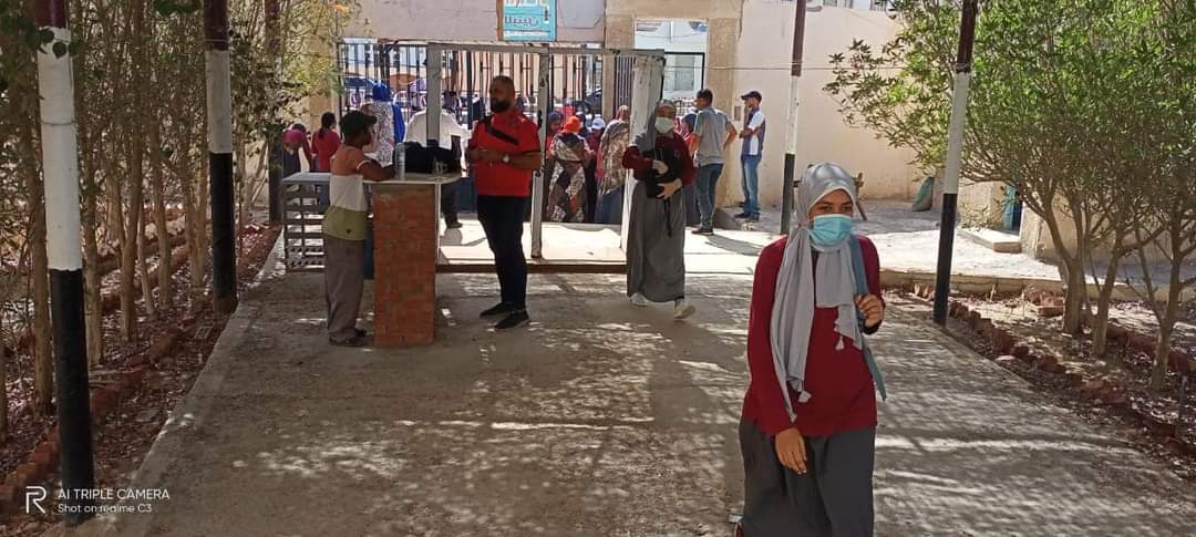 توافد طلاب الثانوية العامة بالبحرالأحمر علي اللجان لأداء امتحان مادتي الاقتصاد والاحصاء 