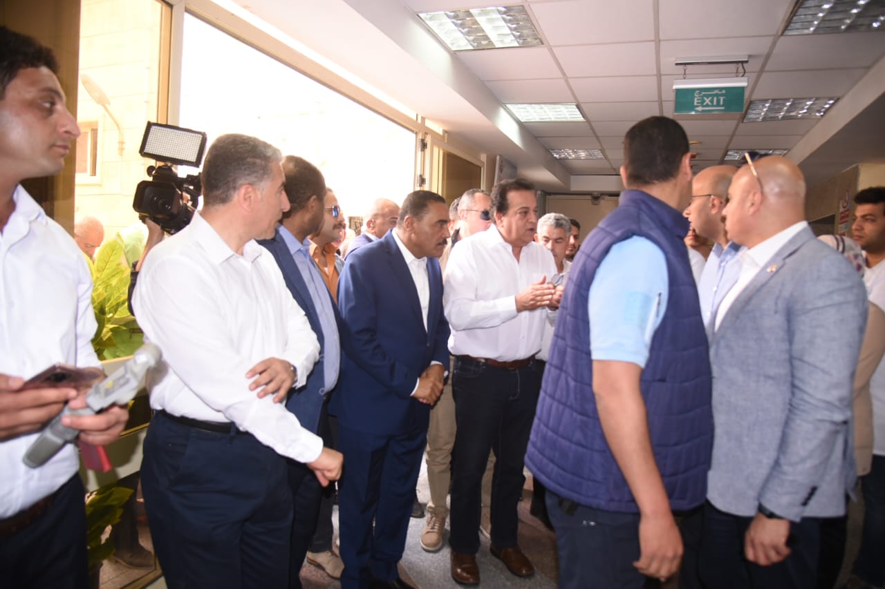 محافظ مطروح ووزير الصحة يتفقدان مستشفي الضبعة المركزي
