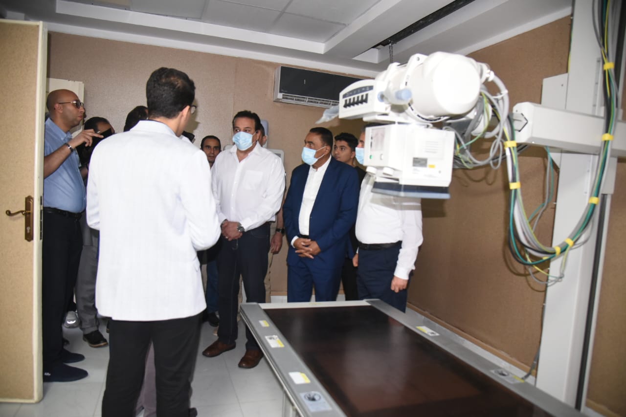 محافظ مطروح ووزير الصحة يتفقدان مستشفي الضبعة المركزي
