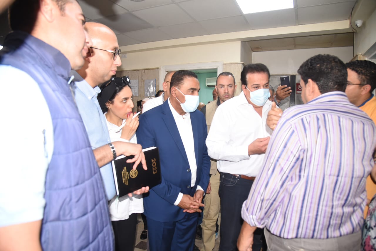 محافظ مطروح ووزير الصحة يتفقدان مستشفي الضبعة المركزي