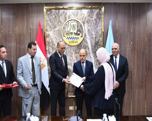 وزير العمل ومحافظ كفر الشيخ  يسلّمان  عقود عمل لذوي همم