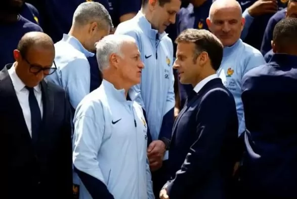 ماكرون يكرم ديشامب 