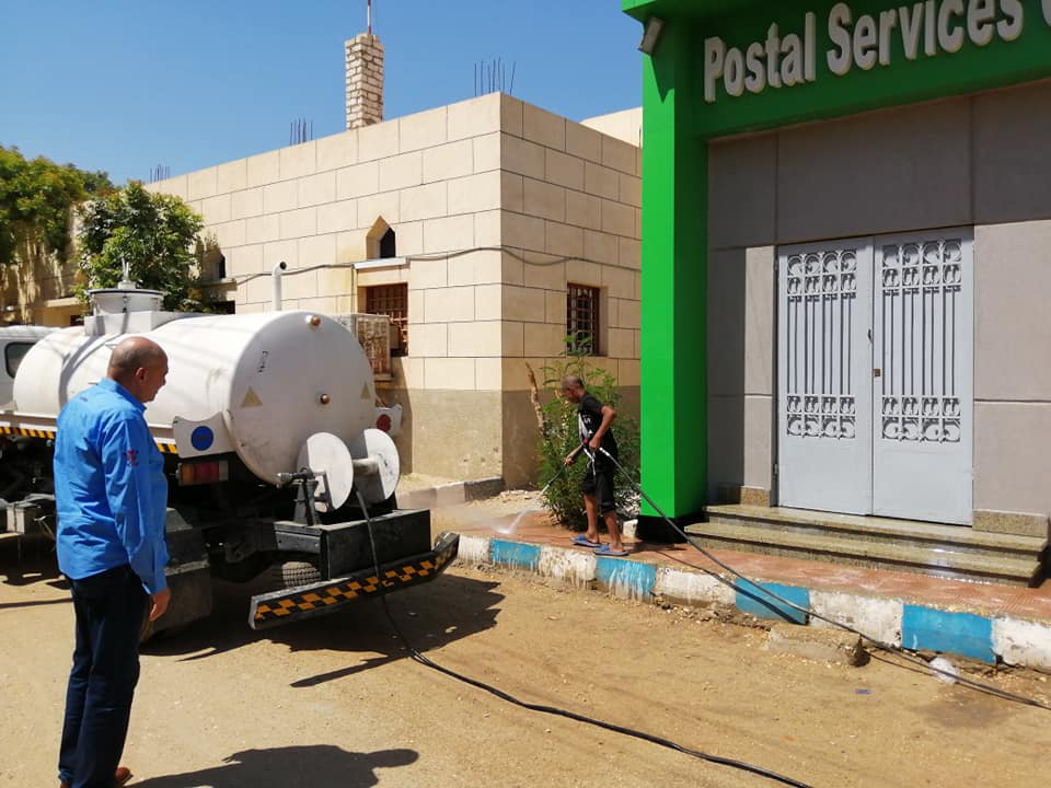 حملة غسيل لأرصفة المؤسسات الحكومية جنوب الأقصر