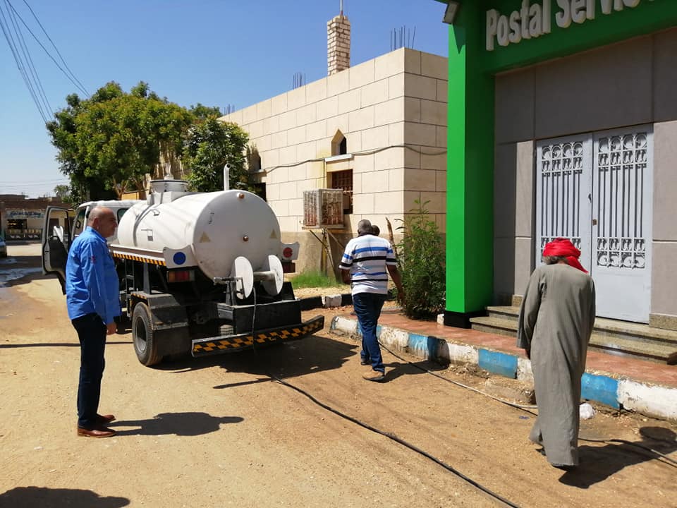 حملة غسيل لأرصفة المؤسسات الحكومية جنوب الأقصر