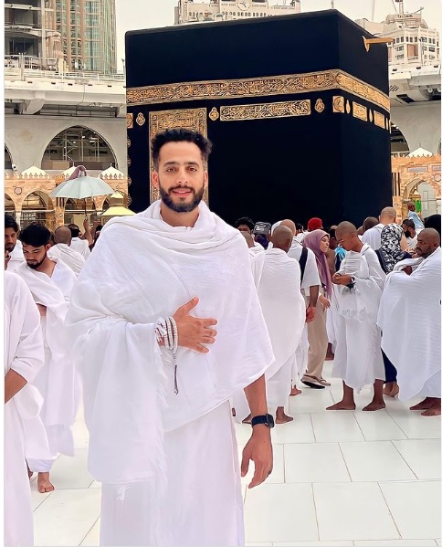 عصام السقا في السعودية لأداء مناسك العمرة