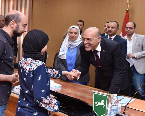 وزير العمل ومحافظ الشرقية يسلمان عقود عمل لذوي همم