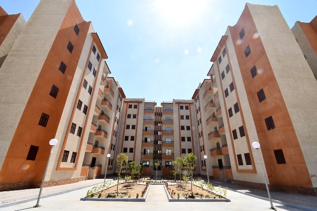وزير الإسكان يتفقد الوحدات السكنية بالإسكان الاجتماعى بمدينة الفيوم الجديدة