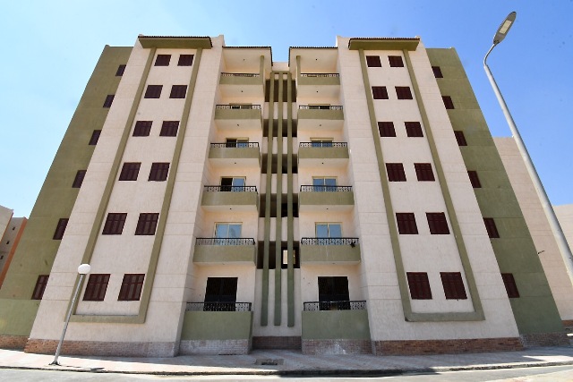 وزير الإسكان يتفقد الوحدات السكنية بالإسكان الاجتماعى بمدينة الفيوم الجديدة