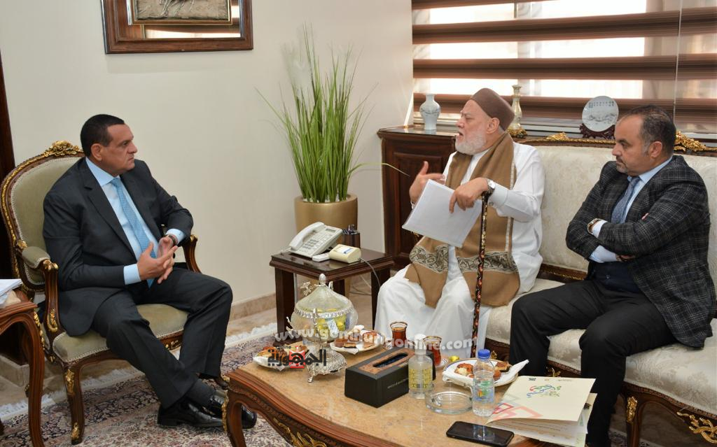 اللواء هشام آمنة وزير التنمية المحلية خلال اجتماعه وفضيلة الدكتور على جمعة والدكتور محمد رفاعى