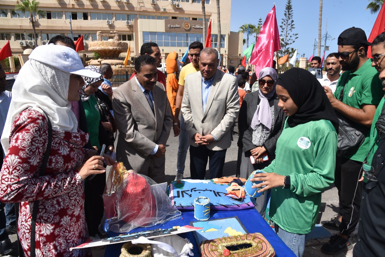 شعيب يتفقد كرفان المناخ والبيئة بمطروح