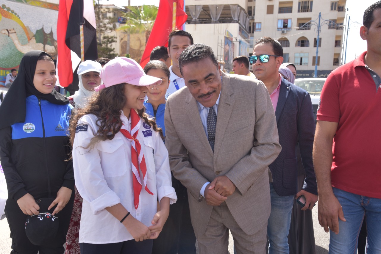 شعيب يتفقد كرفان المناخ والبيئة بمطروح
