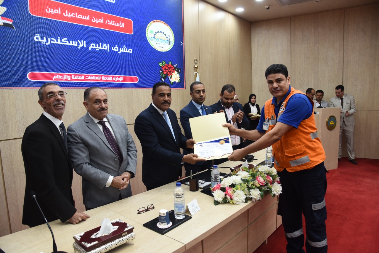 شعيب يكرم  رجال الإسعاف والاطقم المعاونة  بمطروح