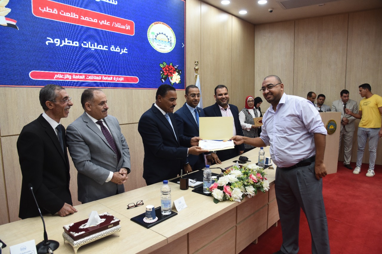 شعيب يكرم  رجال الإسعاف والاطقم المعاونة  بمطروح
