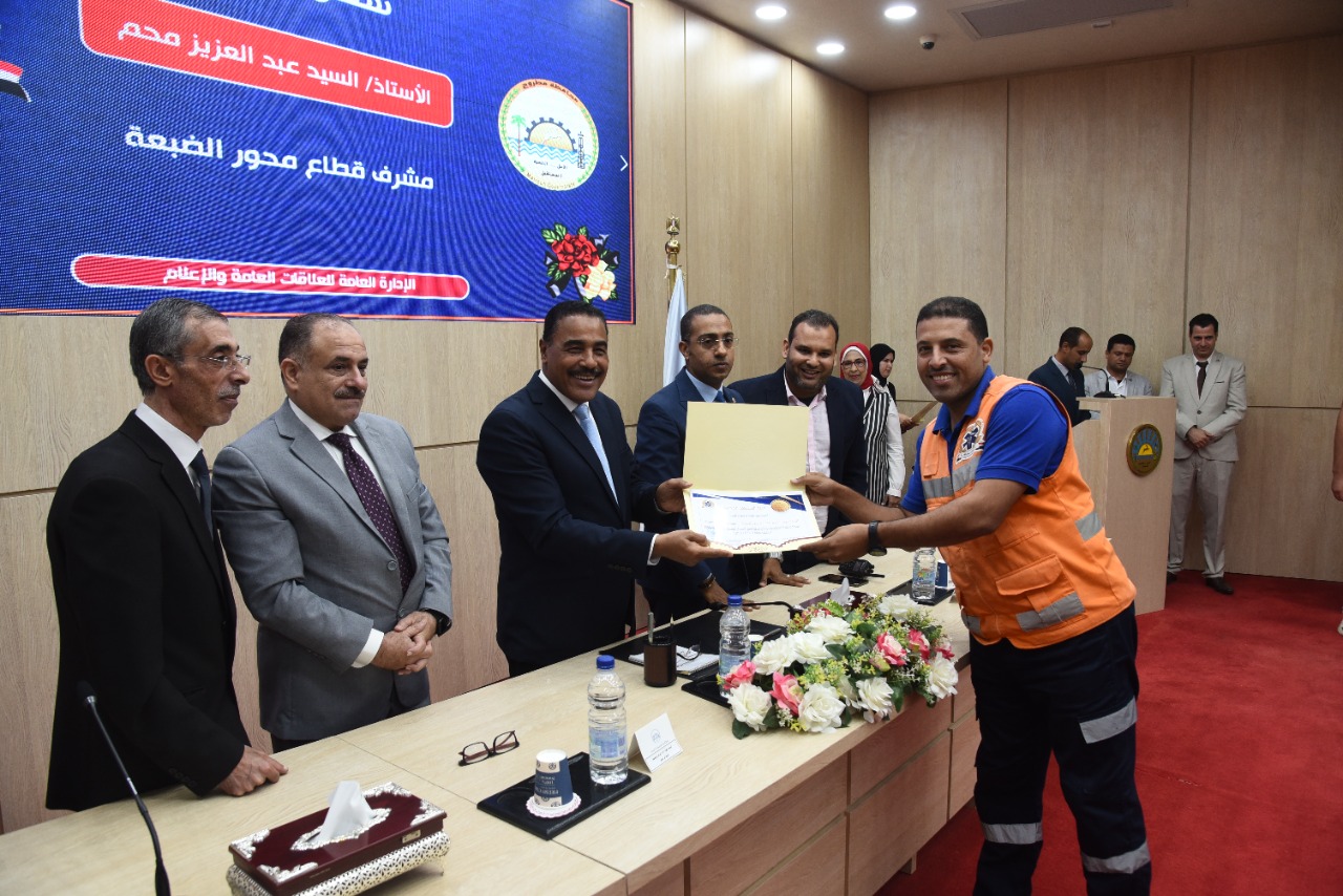 شعيب يكرم  رجال الإسعاف والاطقم المعاونة  بمطروح