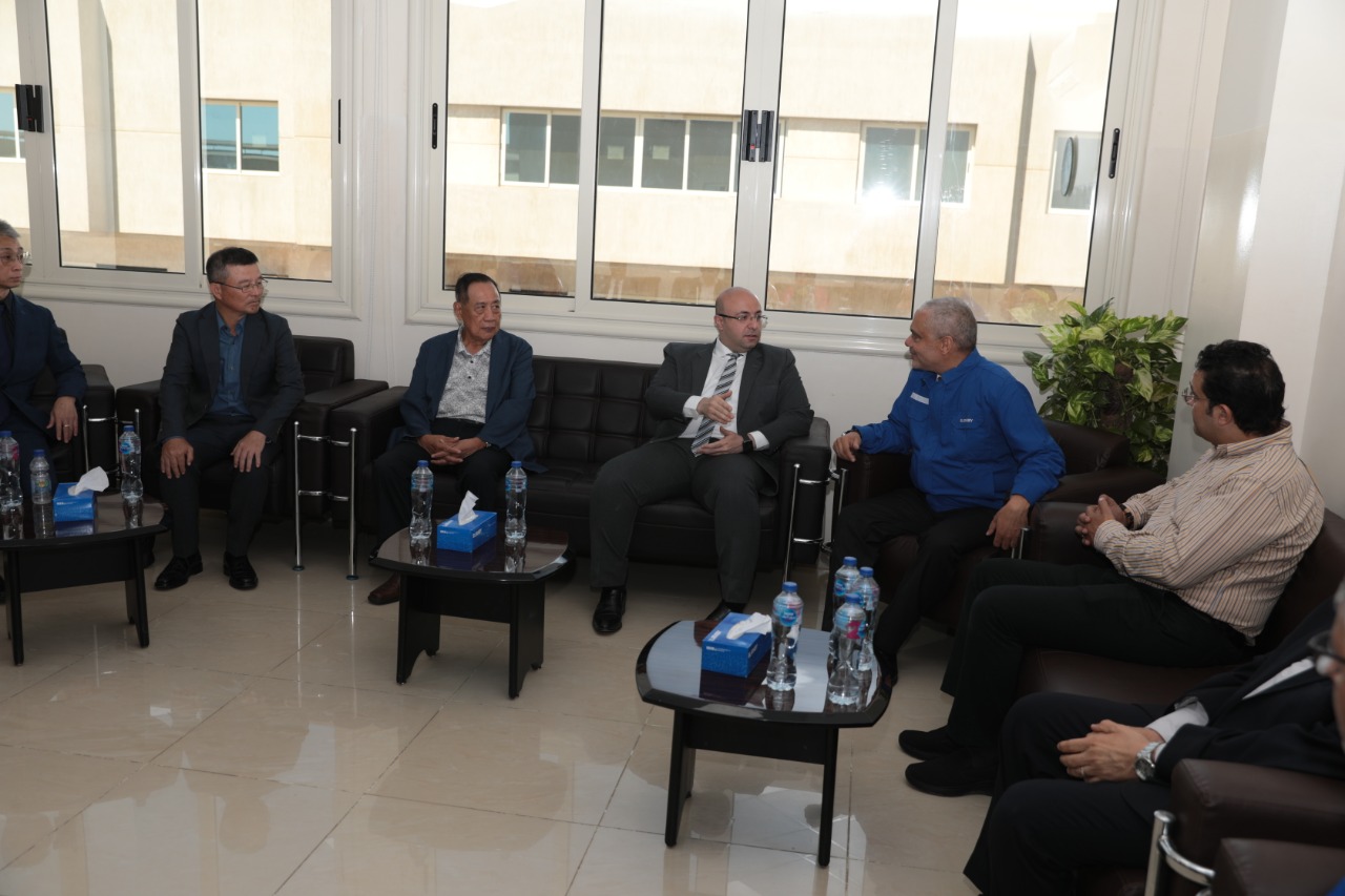 محافظ بني سويف يتفقد مجمع صناعات الكمبروسوربالتعاون بين مجموعة العربى