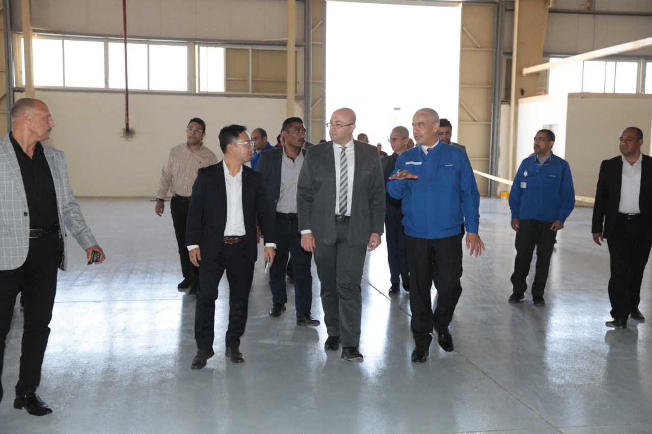 محافظ بني سويف يتفقد مجمع صناعات الكمبروسوربالتعاون بين مجموعة العربى