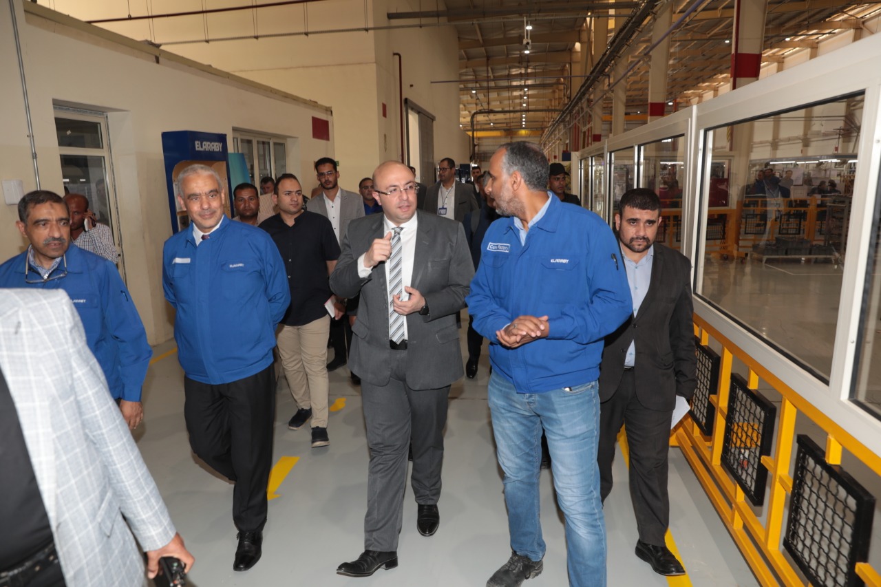 محافظ بني سويف يتفقد مجمع صناعات الكمبروسوربالتعاون بين مجموعة العربى