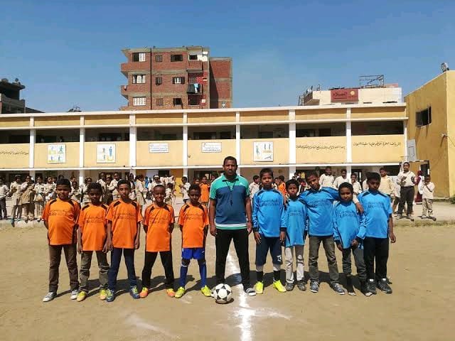 المدارس باكية: 