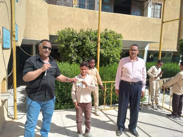 المدارس باكية: 