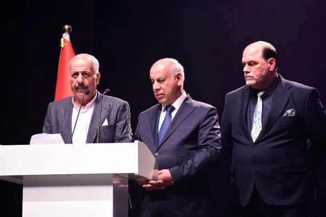 الفنان أيمن زيدان رئيس لجنة التحكيم وإلى جواره وزير الثقافة العراقي