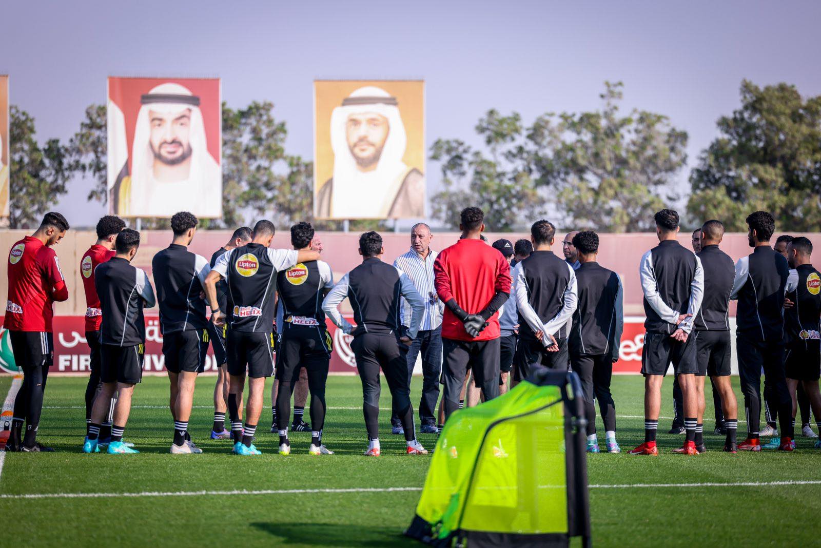 جلسة الخطيب مع اللاعبين فى الامارات
