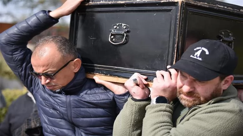 نضال الشافعي من جنازة والدته 